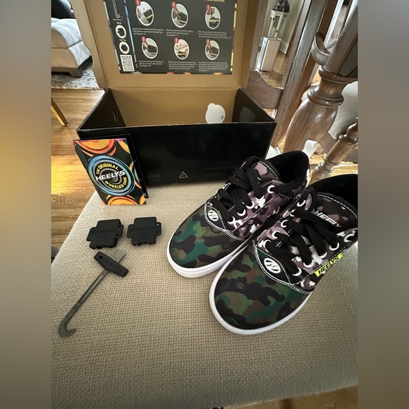 Heelys wheeled skate shoe in camo green black and white size 2 youth new! - Picture 1 of 4